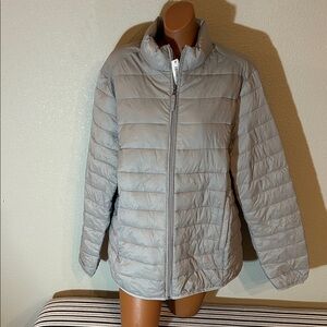 Amazon Essentials Women's Light Gray Puffer Jacket